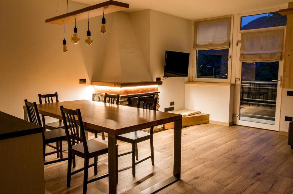 cocina y comedor con mesa y sillas en Alpenrooms, en Transacqua
