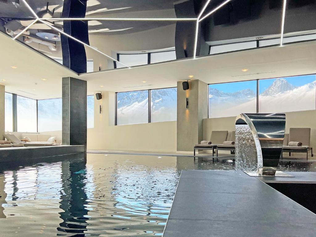 Бассейн в Hôtel VoulezVous by Les Etincelles или поблизости