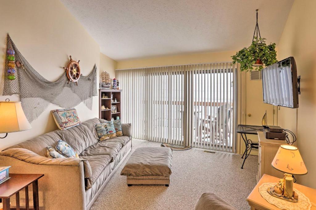 A seating area at Walkable Condo with Balcony, Dock and Pool Access