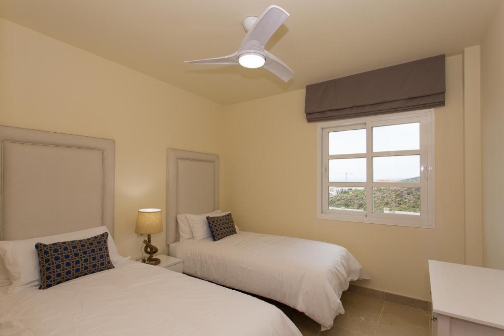 Postel nebo postele na pokoji v ubytování Manilva Townhouse with spectacular views of Gibraltar