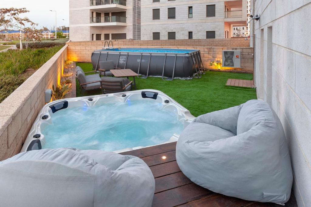 una bañera de hidromasaje en una terraza junto a un patio en סול אכזיב - אתנחתא על החוף en Nahariyya