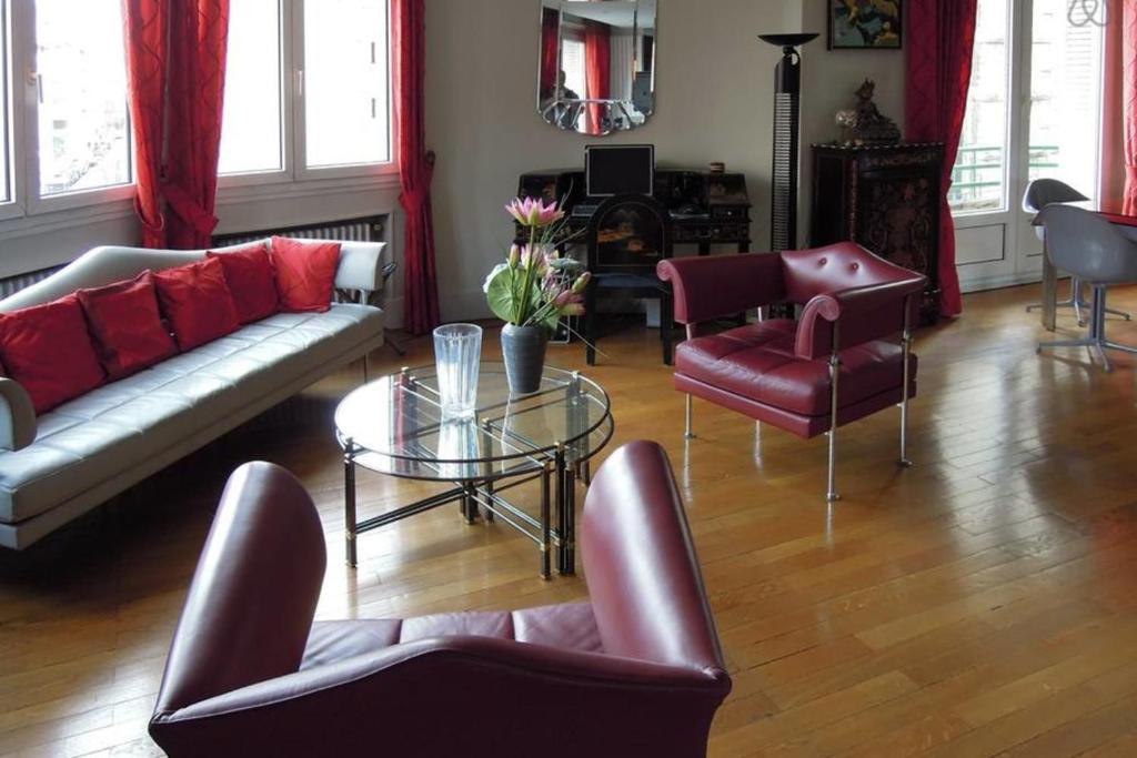 - un salon avec des canapés, des chaises et une table en verre dans l'établissement Le Fantasque City-center shops nearby T2 #H3, à Grenoble