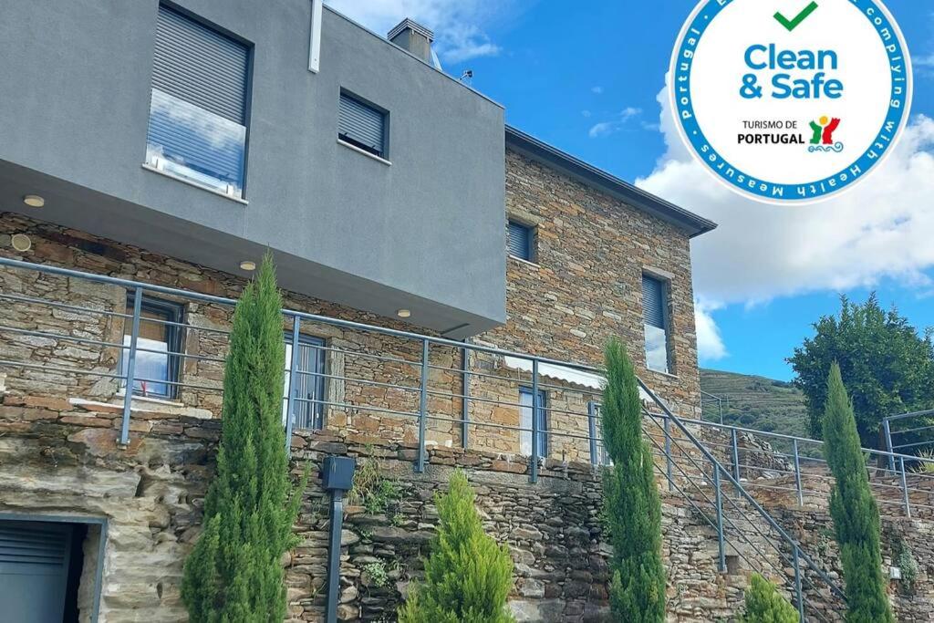 un edificio con un cartel que diga limpio y seguro en Soalheira Douro House, en Vale de Mendiz