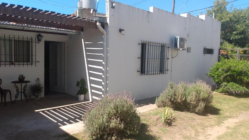 ein weißes Haus mit einer Leiter an der Seite in der Unterkunft Abuela Chiquita in Ramallo