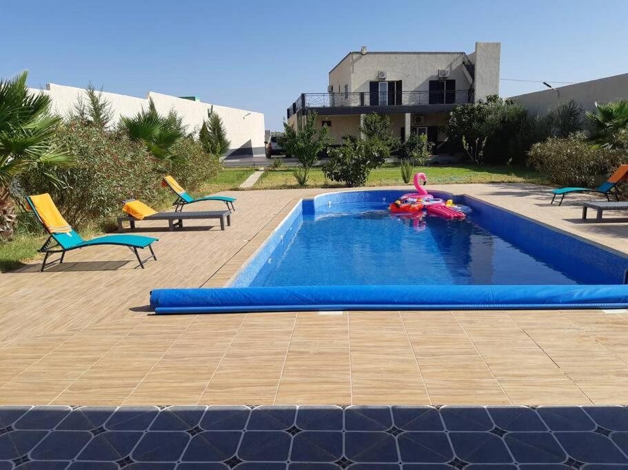 Bazén v ubytování VILLA MODERNE nebo v jeho okolí