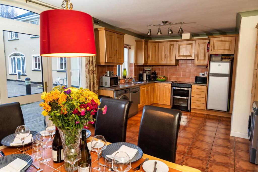 基拉尼的住宿－21 Killarney Holiday Village，厨房配有一张桌子,上面放着花瓶