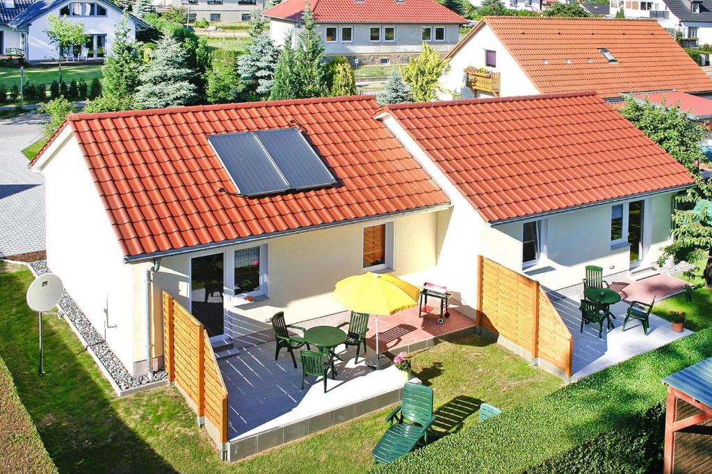 Semi-detached house, Lubmin في لوبمين: إطلالة علوية على منزل به لوحة شمسية على السطح