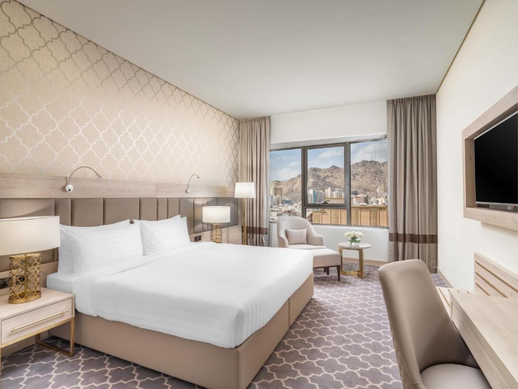 فندق ورقان العزيزية في مكة المكرمة: غرفة فندق بسرير وتلفزيون