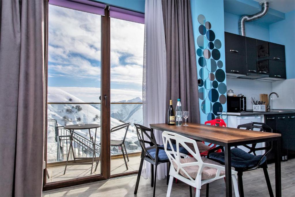 TV a/nebo společenská místnost v ubytování Mountain View 1BR Apartment 101 - Loft 1