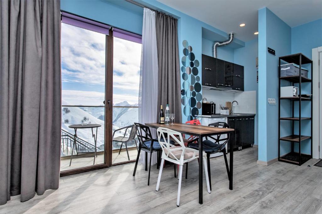 Kuchyň nebo kuchyňský kout v ubytování Mountain View 1BR Apartment 101 - Loft 1