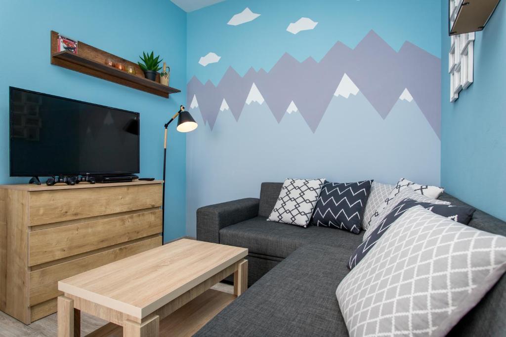 TV a/nebo společenská místnost v ubytování Mountain View 1BR Apartment 101 - Loft 1