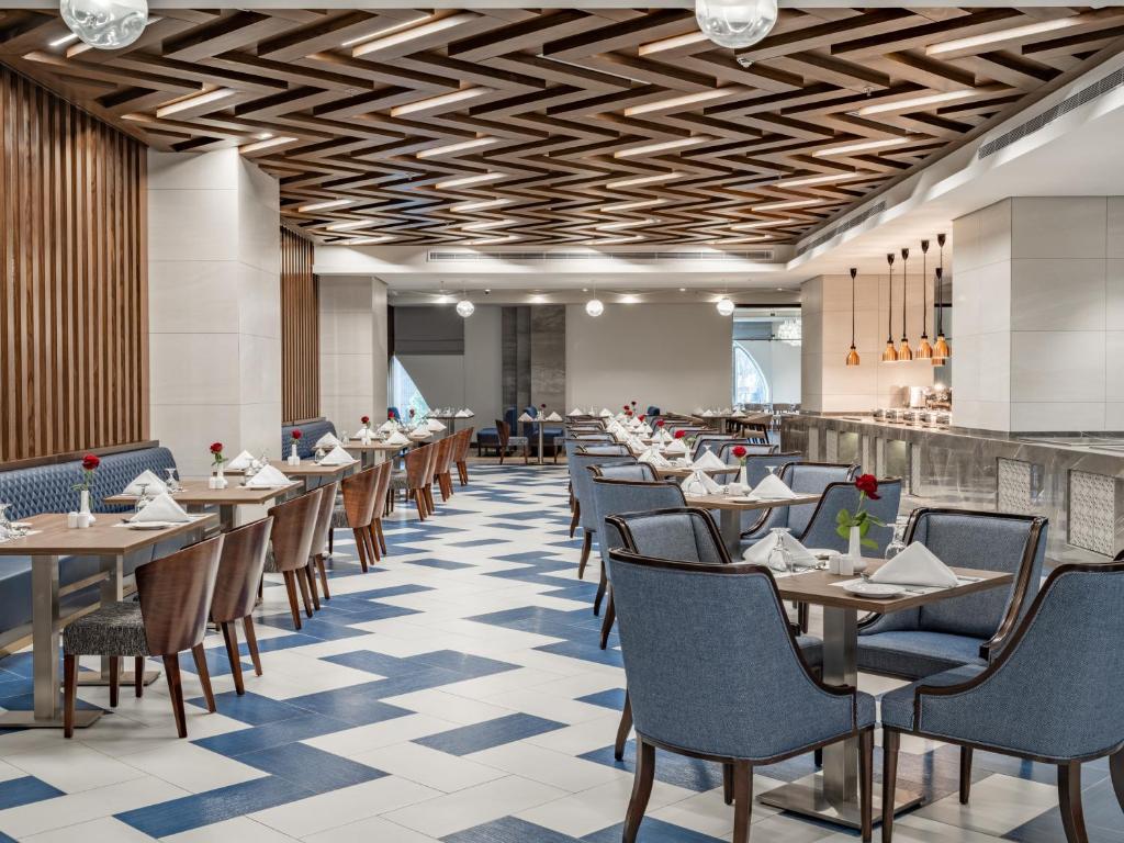 Restaurace v ubytování Wirgan Hotel Al Azizyah