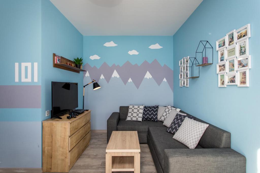 TV a/nebo společenská místnost v ubytování Mountain View 1BR Apartment 101 - Loft 1