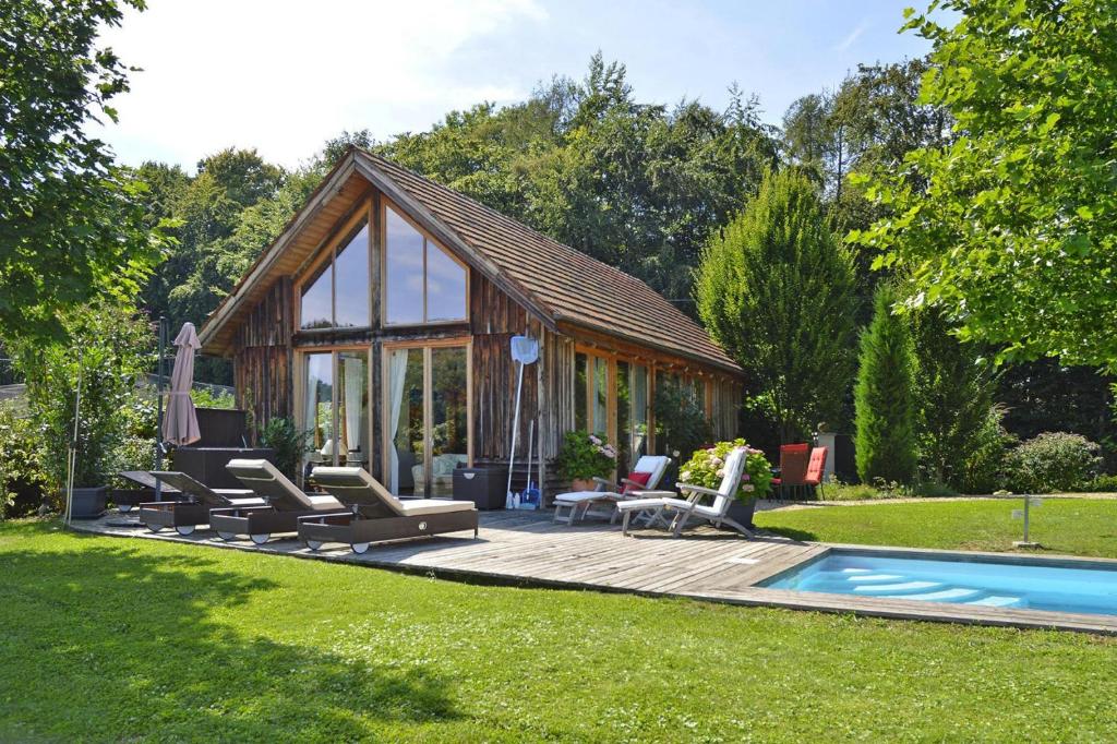 Bazén v ubytování Holiday home in Fehring terrace nebo v jeho okolí