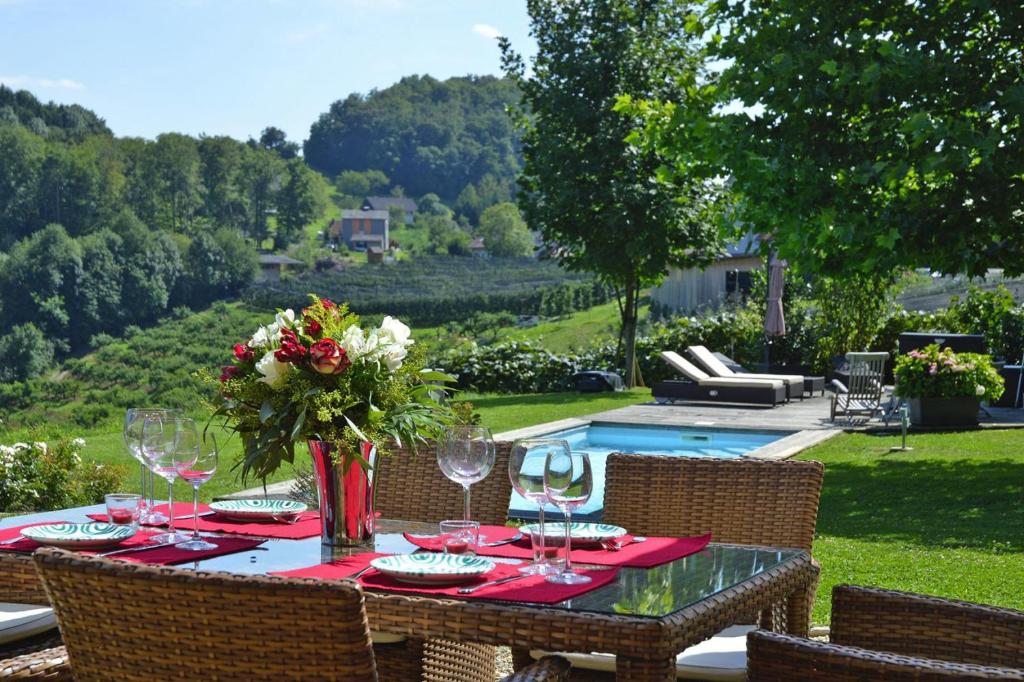 Bazén v ubytování Holiday home in Fehring terrace nebo v jeho okolí