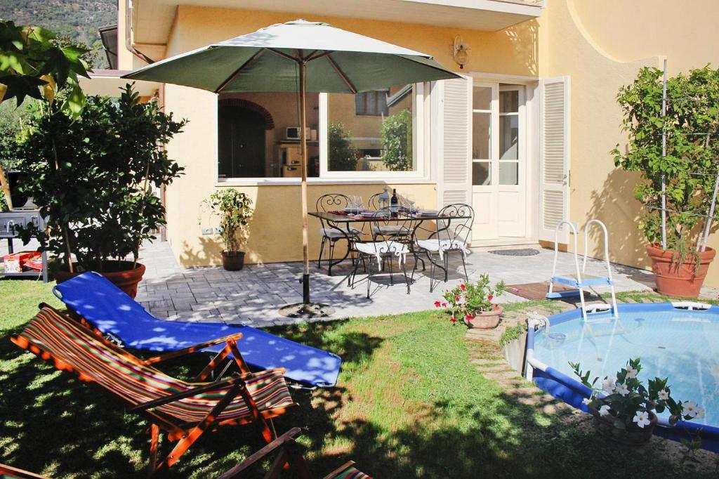 Vonkajšia záhrada v ubytovaní Villa with above ground pool in Camaiore