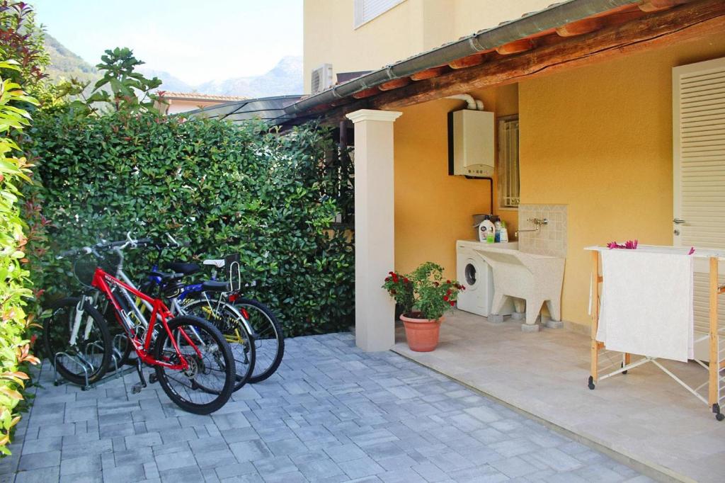 Jazda na bicykli v okolí ubytovania Villa with above ground pool in Camaiore