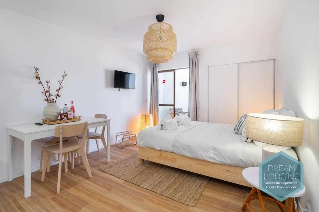 1 dormitorio con cama, escritorio y mesa en Vila Magna 603 Dream Lodging, en Albufeira