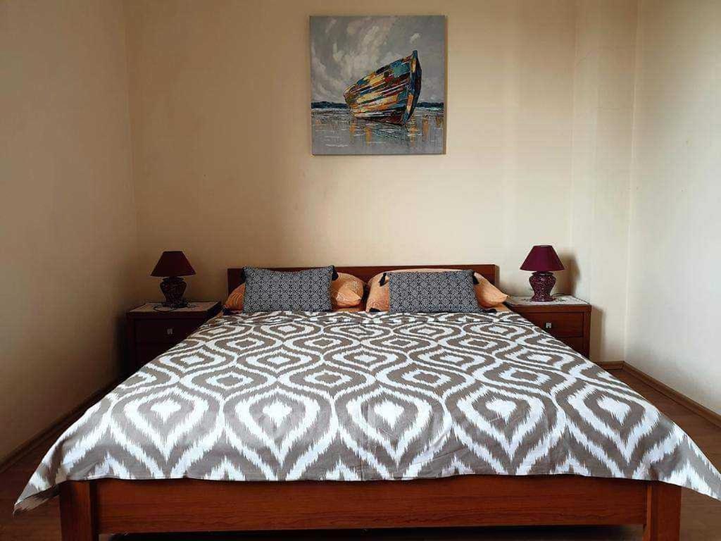 1 dormitorio con 1 cama grande y 2 mesitas de noche en Apartments Loina, en Novalja