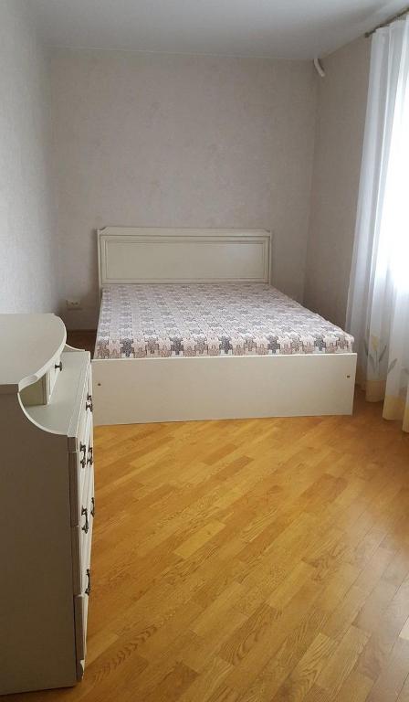 Emmerloord, Dakari Holmes apartment