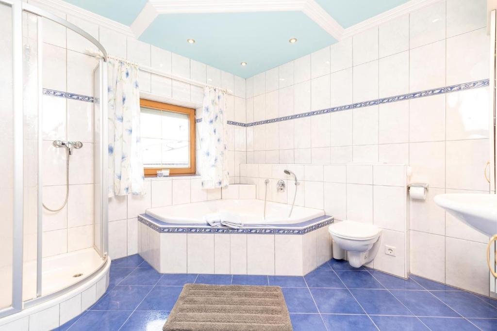 Kúpeľňa v ubytovaní holiday home, Strass im Zillertal