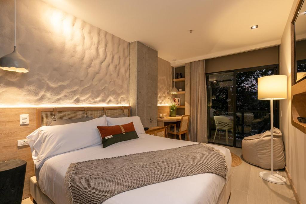 Postel nebo postele na pokoji v ubytování Landmark Hotel