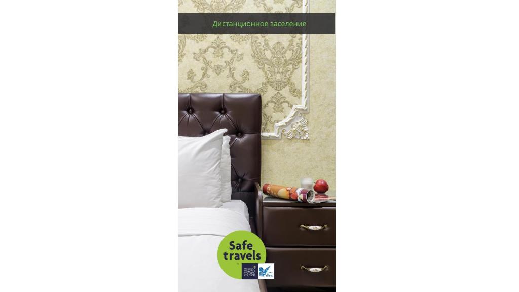 クラスノダールにあるDepart ApartHotel Premiumのベッドルーム1室(ベッド1台、ナイトスタンド付)