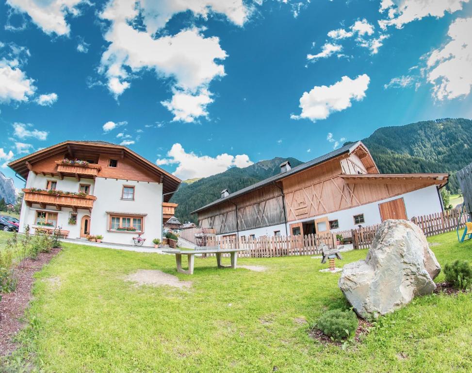 una casa en un campo al lado de un granero en Huberhof en Anterselva di Mezzo