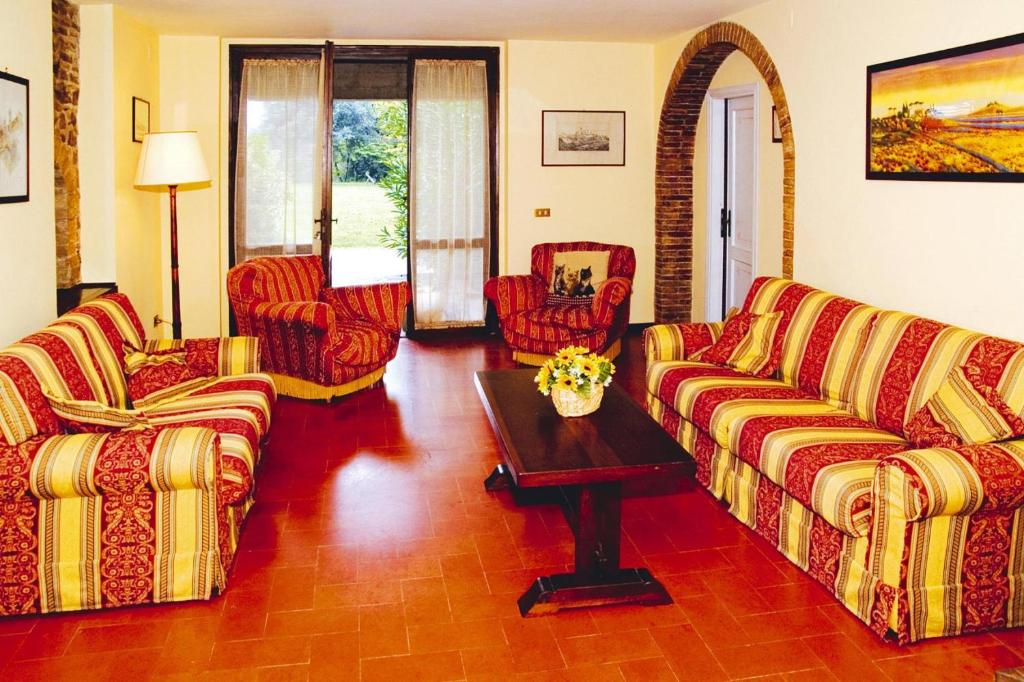 A seating area at Villa in Montaione with Pool & Wine Tasting