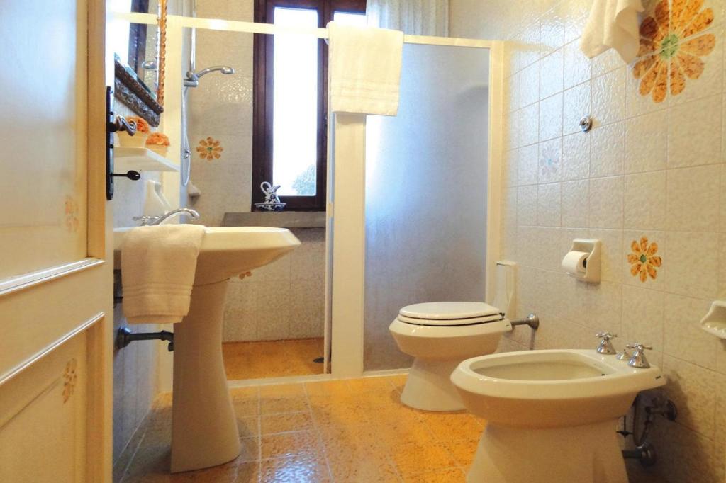 A bathroom at Villa in Montaione with Pool & Wine Tasting