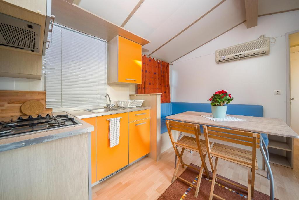 Kuchyňa alebo kuchynka v ubytovaní Lipicai Apartmanházak