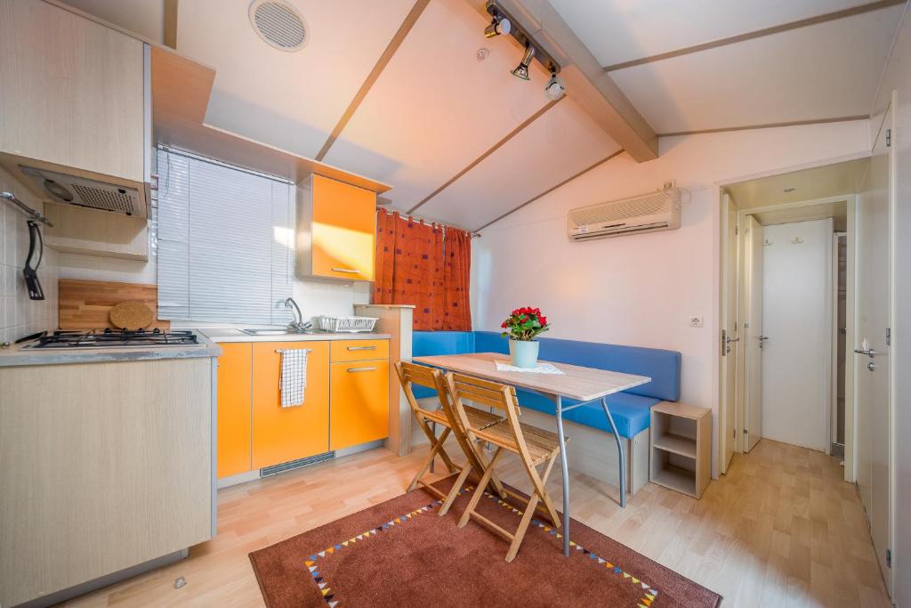 Kuchyňa alebo kuchynka v ubytovaní Lipicai Apartmanházak