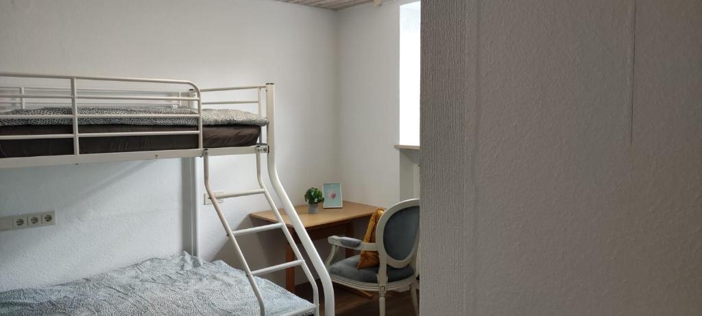 ein Schlafzimmer mit einem Etagenbett und einem Schreibtisch in der Unterkunft Ideales Monteurzimmer für bis zu 3 Personen in bester Lage l 1 Minute zum Bahnhof l Innenstadtnähe l Küche l Free-WLAN l Willkommen im Hallo!-Apartment 3 in Bad Wörishofen