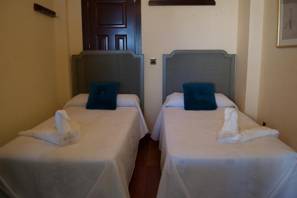 Posteľ alebo postele v izbe v ubytovaní ALMAR, TORREMOLINOS BEACHFRONT 606 by AlohaMalaga