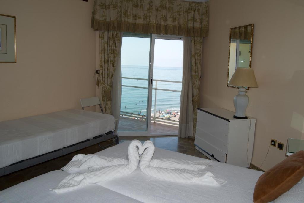 Posteľ alebo postele v izbe v ubytovaní ALMAR, TORREMOLINOS BEACHFRONT 606 by AlohaMalaga
