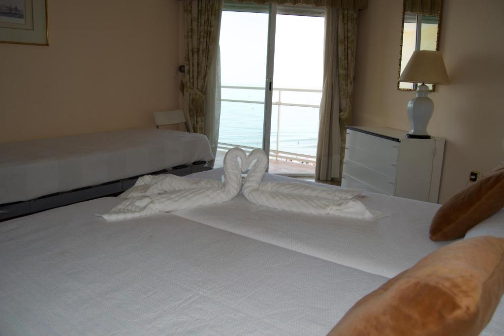 Posteľ alebo postele v izbe v ubytovaní ALMAR, TORREMOLINOS BEACHFRONT 606 by AlohaMalaga