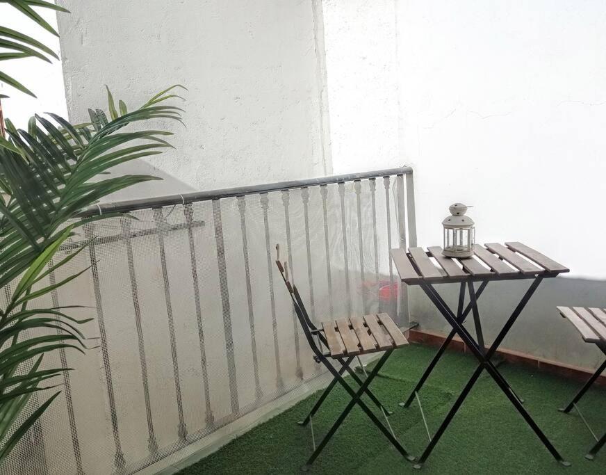 d'une table et de deux chaises sur un balcon. dans l'établissement Inhome, à Madrid