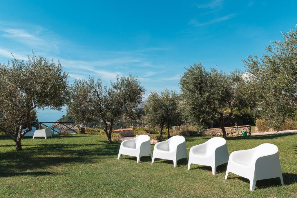ガエータにあるUn Angolo di Paradisoの芝生に座る白い椅子