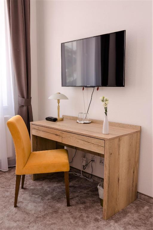 TV a/nebo společenská místnost v ubytování BIVIO hotel
