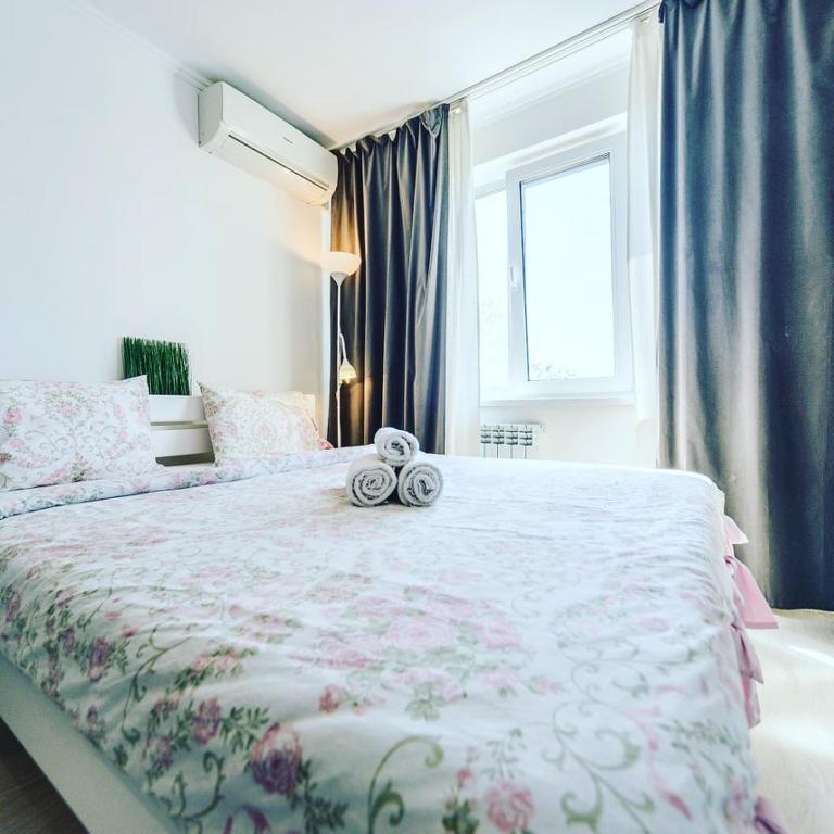 1 dormitorio con 1 cama grande y 2 toallas. en 1 room 50m2 center of Obolon metro station minska, en Kiev