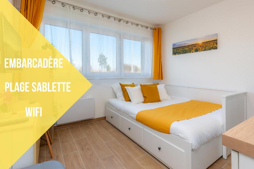 滨海拉塞讷The SUNSHINE- COZY-SEA VIEW - BEACH- HOST PROVENCE的白色房间里有一张床的卧室