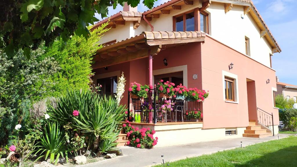 una casa con flores en el balcón en Cuarenta y Ocho Luces, en Burgos