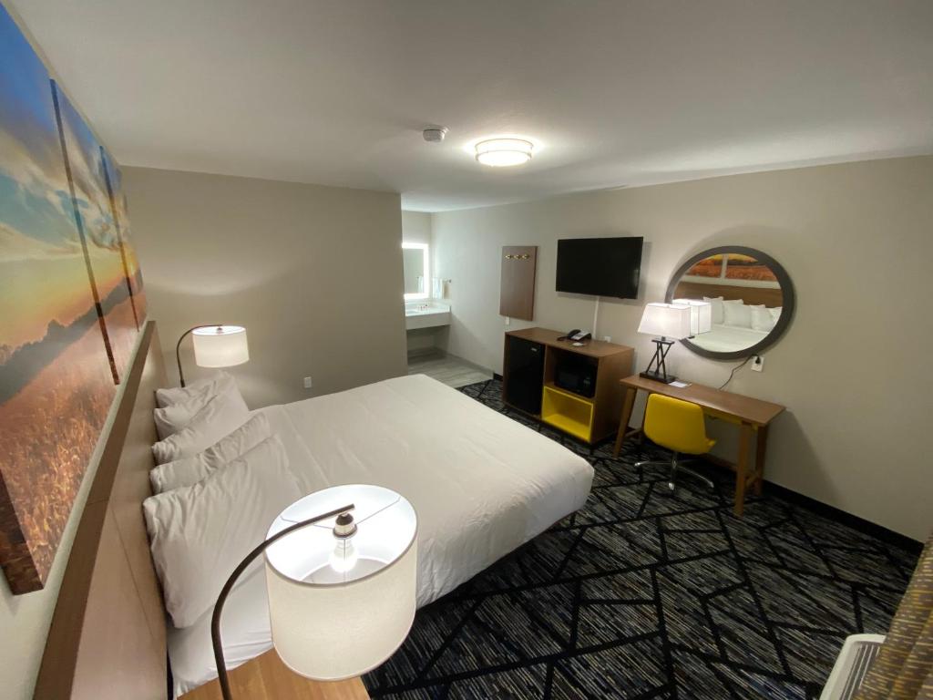 Days Inn by Wyndham Lake Charles - King Room - No Fumadores