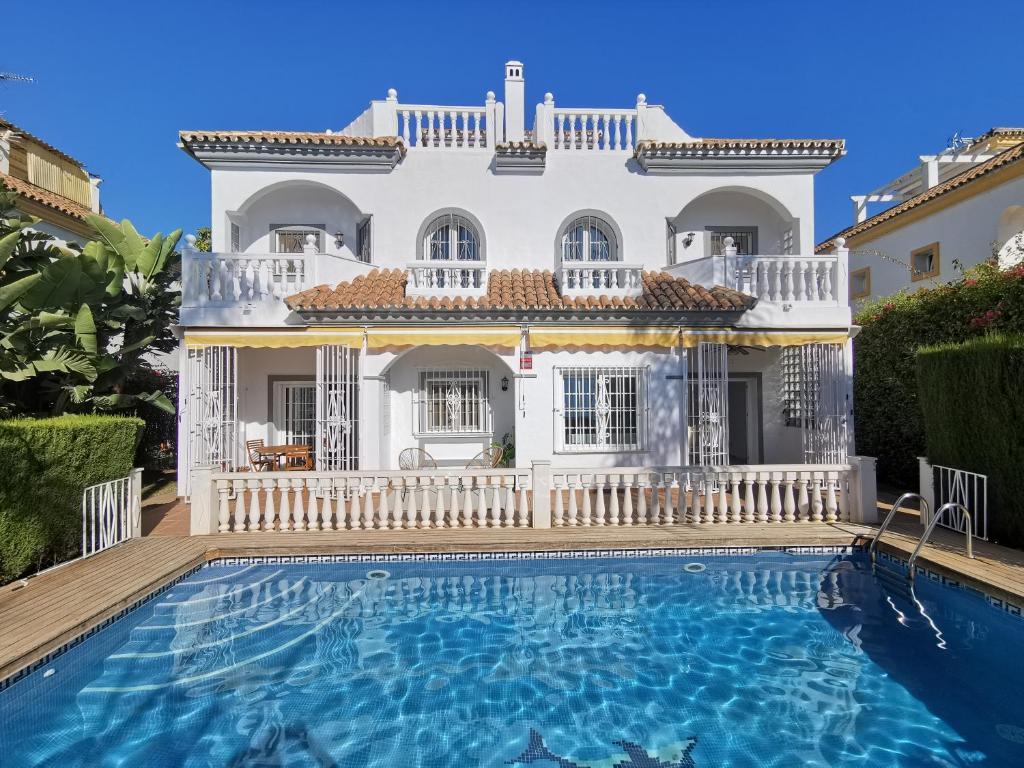 Town-House-Style Villa - on the Golden Mile - Housity