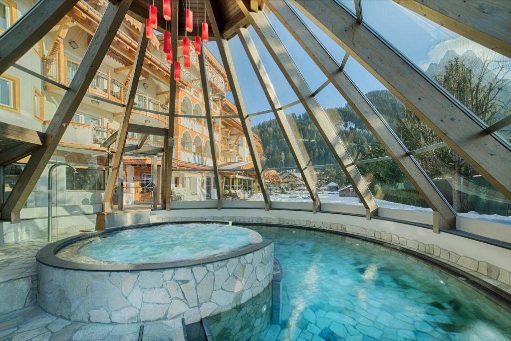 Bazén v ubytování Renè Dolomites Boutique Hotel nebo v jeho okolí