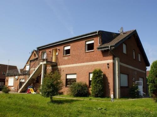 einem Backsteingebäude mit einem Hydranten vor ihm in der Unterkunft Gästehaus Zur Post Spickermann in Xanten