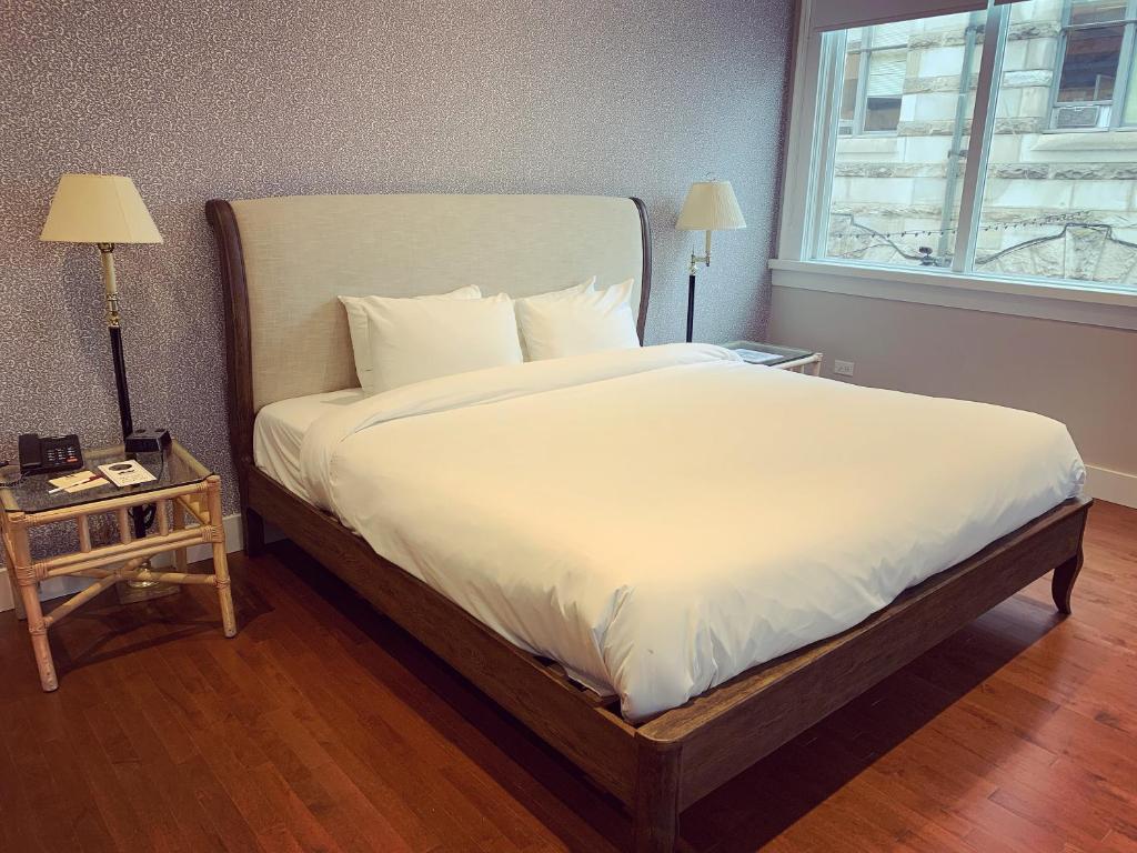 Postel nebo postele na pokoji v ubytování The Bedford Regency Hotel