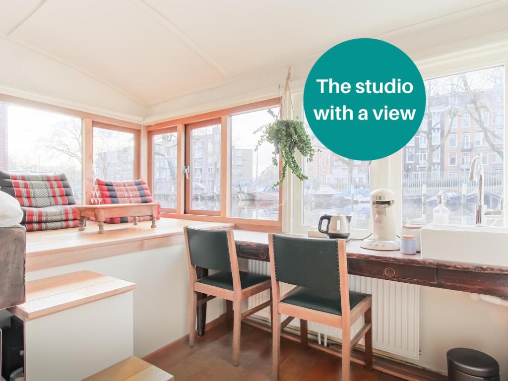 Estudio con vistas a una cocina con ventanas en The Amsterdam Houseboat Family - de Jordaan, en Ámsterdam