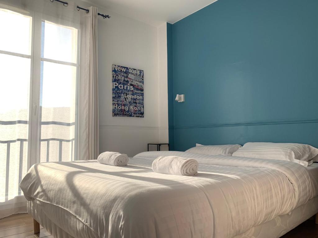 1 dormitorio con 1 cama grande y pared azul en Disney, sunny comfortable 2 bedrooms family apartment, 8 pers, wifi, NETFLIX en Chessy