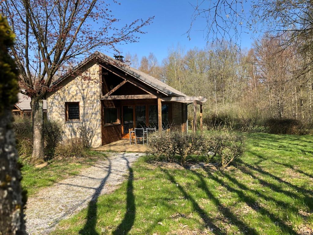 uma casa de pedra no meio de um campo em Cottage 4 personnes dans domaine privé em Signy-le-Petit